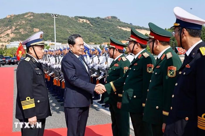 Chủ tịch Quốc hội Trần Thanh Mẫn với lãnh đạo Bộ Quốc phòng, Quân chủng Hải quân, Lữ đoàn Tàu ngầm 189.(Ảnh: Doãn Tấn/TTXVN)