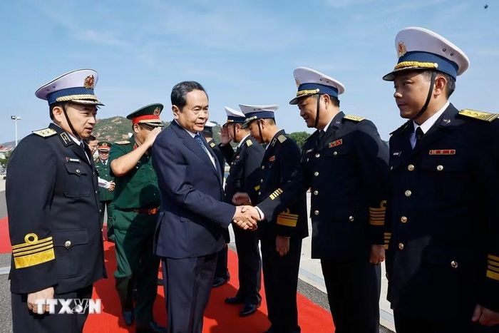 Chủ tịch Quốc hội Trần Thanh Mẫn với lãnh đạo Bộ Quốc phòng, Quân chủng Hải quân, Lữ đoàn Tàu ngầm 189.(Ảnh: Doãn Tấn/TTXVN)