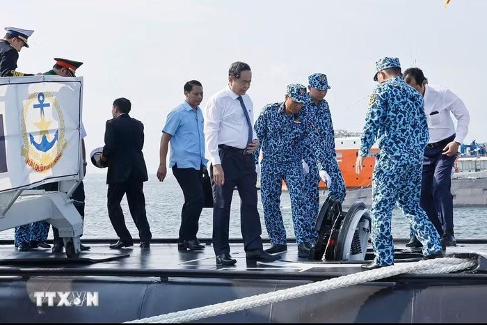 Chủ tịch Quốc hội Trần Thanh Mẫn cùng đại biểu thăm tàu ngầm. (Ảnh: Doãn Tấn/TTXVN)