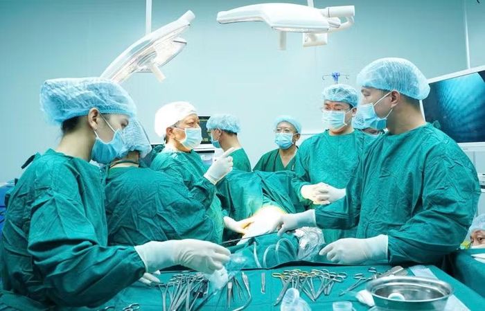 Các bác sỹ Bệnh viện Phổi Trung ương đã thực hiện chuyển giao kỹ thuật chuyên sâu "cầm tay chỉ việc" ngay tại phòng mổ tại Bệnh viện Phổi Nghệ An. (Ảnh: PV/Vietnam+)