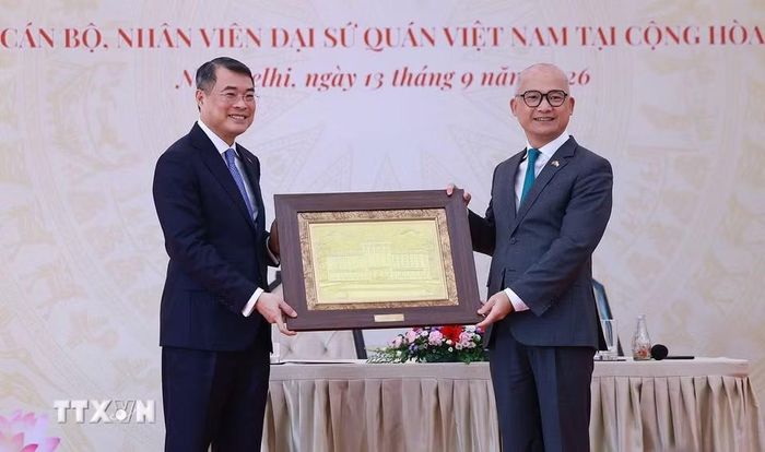 Thủ tướng Lê Minh Hưng tặng quà cho Đại sứ quán Việt Nam tại Ấn Độ. (Ảnh: Dương Giang/TTXVN)