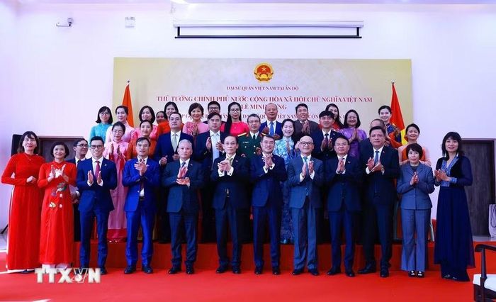 Thủ tướng Lê Minh Hưng với cán bộ, nhân viên Đại sứ quán Việt Nam tại Ấn Độ. (Ảnh: Dương Giang/TTXVN)