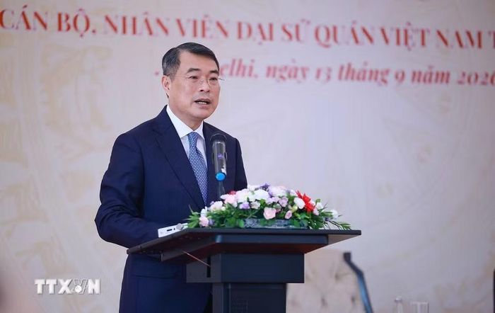 Thủ tướng Lê Minh Hưng phát biểu tại buổi gặp cán bộ, nhân viên Đại sứ quán Việt Nam tại Ấn Độ. (Ảnh: Dương Giang/TTXVN)