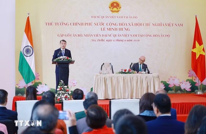Thủ tướng Lê Minh Hưng phát biểu tại buổi gặp cán bộ, nhân viên Đại sứ quán Việt Nam tại Ấn Độ. (Ảnh: Dương Giang/TTXVN)