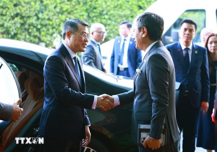 Quan chức cấp cao Ấn Độ tiễn Thủ tướng Lê Minh Hưng kết thúc chuyến tham dự Hội nghị thượng đỉnh BRICS lần thứ 18 và làm việc song phương tại Ấn Độ. (Ảnh: Dương Giang/TTXVN)