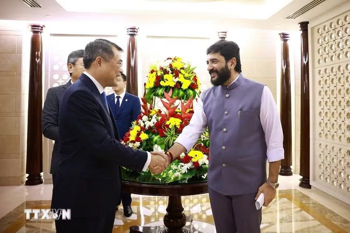 Quan chức cấp cao Ấn Độ tiễn Thủ tướng Lê Minh Hưng kết thúc chuyến tham dự Hội nghị thượng đỉnh BRICS lần thứ 18 và làm việc song phương tại Ấn Độ. (Ảnh: Dương Giang/TTXVN)