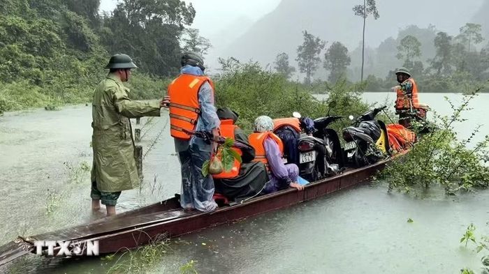 Người và phương tiện vùng cô lập tại xã Kim Phú được chính quyền địa phương bố trí vận chuyển đảm bảo an toàn. (Ảnh: Tá Chuyên/TTXVN)