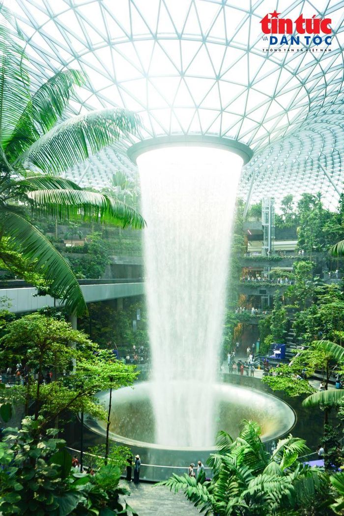 Công trình do kiến trúc sư người Canada gốc Israel Moshe Safdie thiết kế.