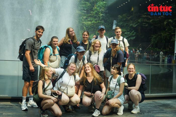 Du khách hào hứng check-in cùng thác nước Jewel Rain Vortex.