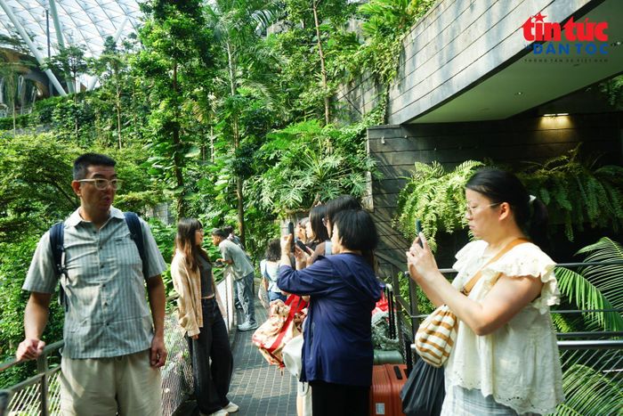 Du khách tranh thủ lưu giữ kỷ niệm tại không gian thác nước.