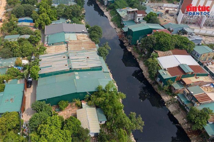 Tại một số khu vực qua các phường Từ Liêm, Đại Mỗ… nhiều công trình tồn tại sát bờ sông được dựng bằng khung sắt, mái tôn, sử dụng làm kho bãi, nhà xưởng.