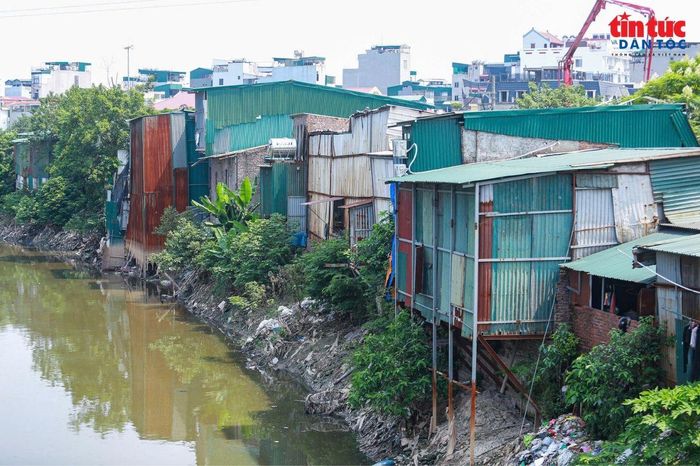 Tại khu vực qua phường Từ Liêm, nhiều mái tôn nhà xưởng chen kín ven sông, khiến không gian hai bên bờ bị thu hẹp.