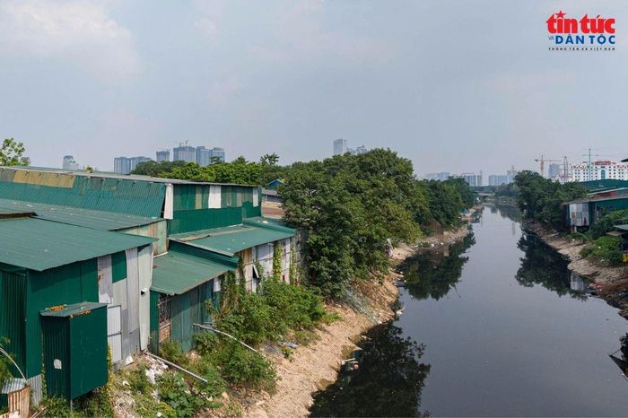 Các nhà xưởng, lều lán mọc dày đặc dọc hai bên sông Nhuệ, tạo thành những dãy công trình kéo dài ven bờ sông.