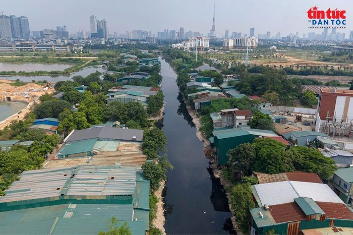Những dãy nhà xưởng nằm sát nhau, lối đi và khoảng trống hạn chế, đặt ra nguy cơ mất an toàn phòng cháy, chữa cháy khi xảy ra sự cố.