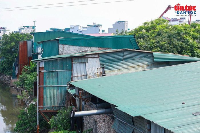 Nhiều công trình cao 1-2 tầng nằm san sát nhau, khoảng trống giữa các khu vực bị thu hẹp đáng kể.