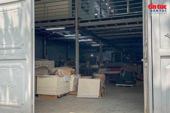 Hàng hóa được chất cao trong những không gian nhà xưởng chật hẹp, tiềm ẩn nguy cơ mất an toàn, nhất là khi xảy ra sự cố cháy, nổ.