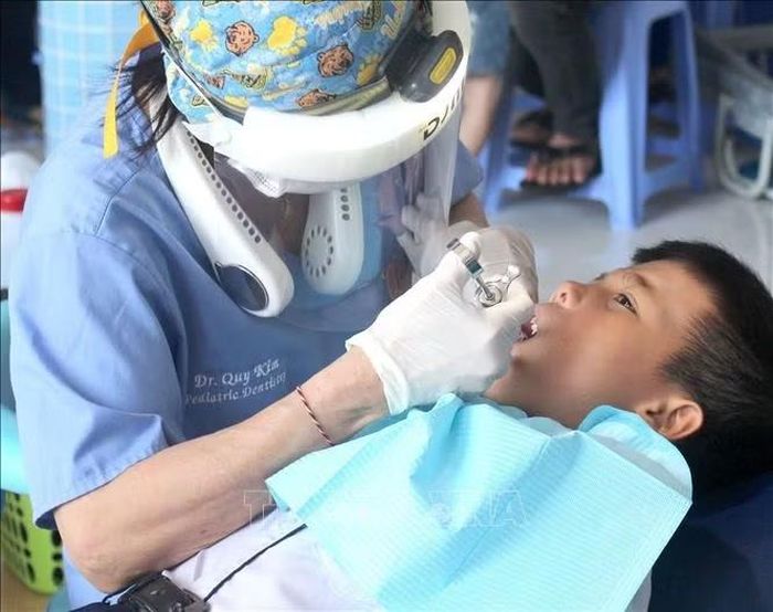 Đội ngũ y bác sĩ tận tình thăm khám, tư vấn và hướng dẫn cách chăm sóc răng miệng cho trẻ em.