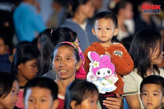 Chương trình thu hút đông đảo trẻ em và người dân địa phương tham dự.