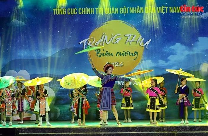 Các em thiếu nhi trong trang phục truyền thống của đồng bào dân tộc biểu diễn văn nghệ tại chương trình.