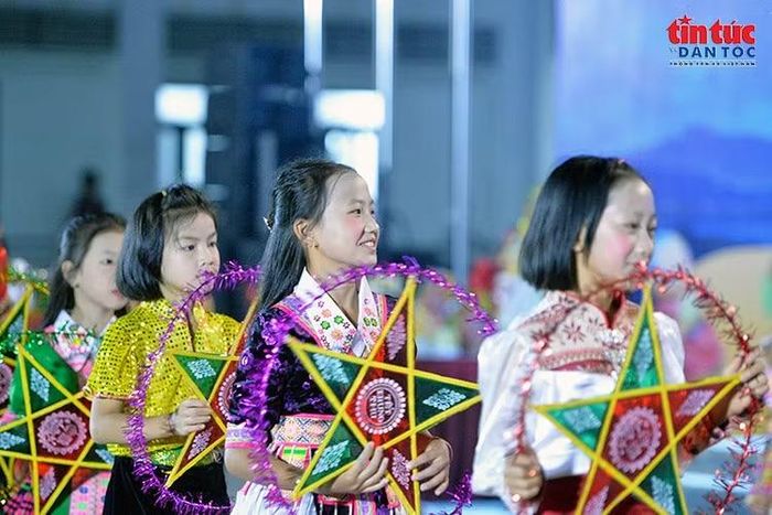 Thiếu nhi Na Ngoi hào hứng tham gia màn rước đèn ông sao trong đêm hội Trung thu.