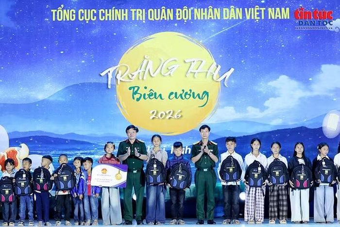 Đại diện Ban tổ chức trao quà và học bổng cho học sinh có hoàn cảnh khó khăn tại Na Ngoi.