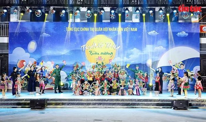 Các đại biểu, nghệ sĩ và thiếu nhi cùng hòa mình vào không khí rộn ràng của chương trình “Trăng thu biên cương” năm 2026.