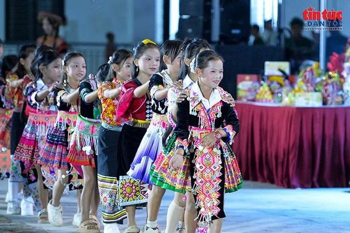 Những điệu múa mang đậm bản sắc văn hóa dân tộc góp phần tạo nên không khí vui tươi trong đêm hội “Trăng thu biên cương”.