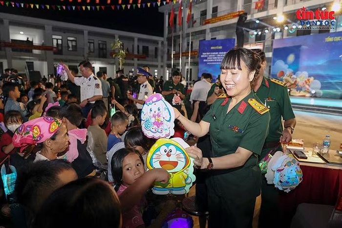Cán bộ Quân đội trao đèn Trung thu, mang niềm vui đến với trẻ em vùng cao biên giới Na Ngoi.