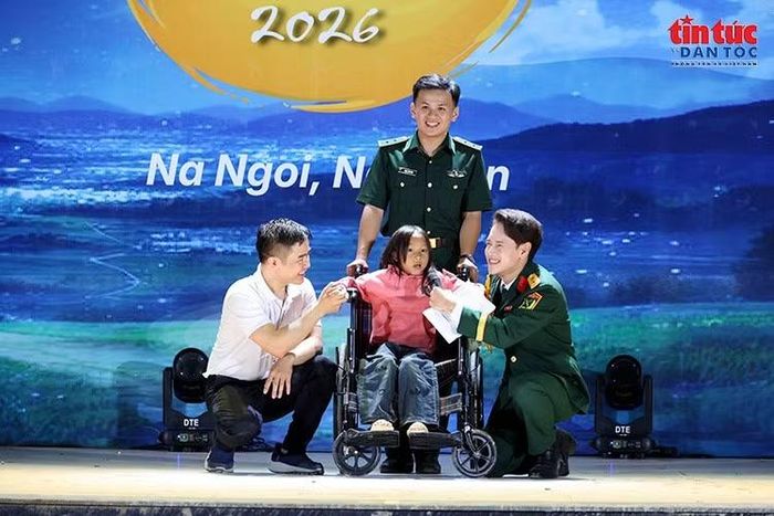 Em Lầu Y Ồng có hoàn cảnh đặc biệt khó khăn sẽ được Tổ chức Helping Việt Nam Children tặng gói phẫu thuật miễn phí .