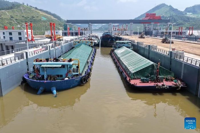 Ảnh chụp từ thiết bị bay không người lái cho thấy các tàu thử nghiệm đang di chuyển vào âu tàu trên kênh Bình Lục ở Khu tự trị dân tộc Choang Quảng Tây, Trung Quốc. Ảnh: Tân Hoa Xã