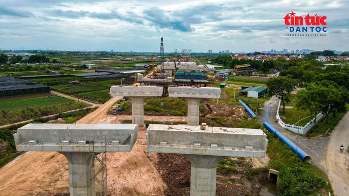 Các trụ cầu dẫn dần hiện rõ hình hài sau hơn một năm triển khai dự án cầu Ngọc Hồi.