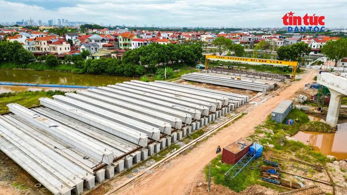 Hàng loạt dầm bê tông được đúc sẵn, tập kết tại công trường để chuẩn bị lắp đặt lên các nhịp cầu dẫn.