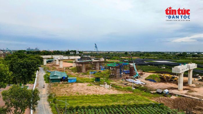 Trên toàn tuyến, 7 nhà thầu chính đang tổ chức 20 mũi thi công nhằm đẩy nhanh tiến độ công trình.