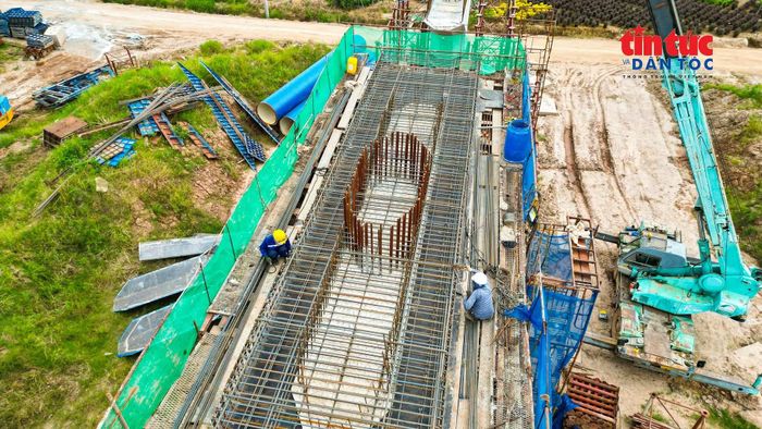 Công nhân thi công cốt thép trên xà mũ trụ cầu, một trong những hạng mục quan trọng của phần cầu dẫn.