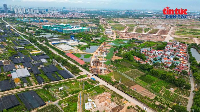 Toàn cảnh tuyến cầu Ngọc Hồi đang được hình thành giữa khu vực phía Nam Hà Nội; nhiều vị trí đã dựng trụ và triển khai thi công kết cấu cầu dẫn.