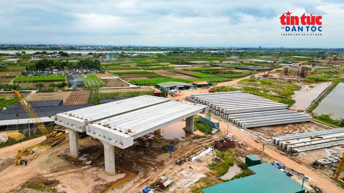 Những nhịp dầm đầu tiên đã được lắp đặt, từng bước nối liền các trụ cầu trên tuyến.