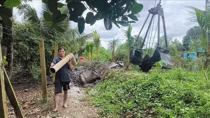 Người dân tập trung khắc phục sạt lở đê bao cục bộ tại ấp Tân Đông, xã Tân Phú (Vĩnh Long).