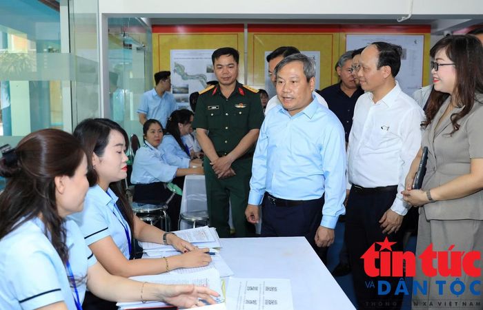 Chủ tịch UBND TP Hà Nội Vũ Đại Thắng trao đổi với cán bộ phường Hồng Hà trong việc tiếp thu ý kiến nhân dân hoàn thiện quy hoạch sông Hồng.