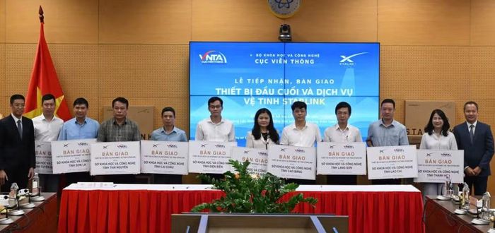 Bàn giao thiết bị vệ tinh cho các tỉnh có vùng lõm sóng.