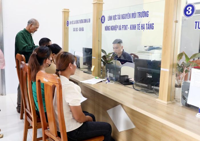 Cán bộ, công chức bộ phận Một cửa ở các địa phương trên địa bàn tỉnh Phú Thọ tiếp nhận, hướng dẫn và xử lý hồ sơ hành chính cho người dân, đảm bảo nhanh, thuận tiện.