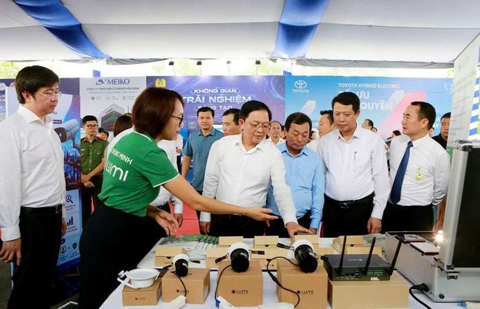 Phó Thủ tướng Chính phủ Hồ Quốc Dũng cùng các đại biểu tham quan các gian trưng bày khoa học, công nghệ chuyển đổi số bên lề Hội nghị sơ kết 6 tháng đầu năm và triển khai nhiệm vụ 6 tháng cuối năm tại Phú Thọ.