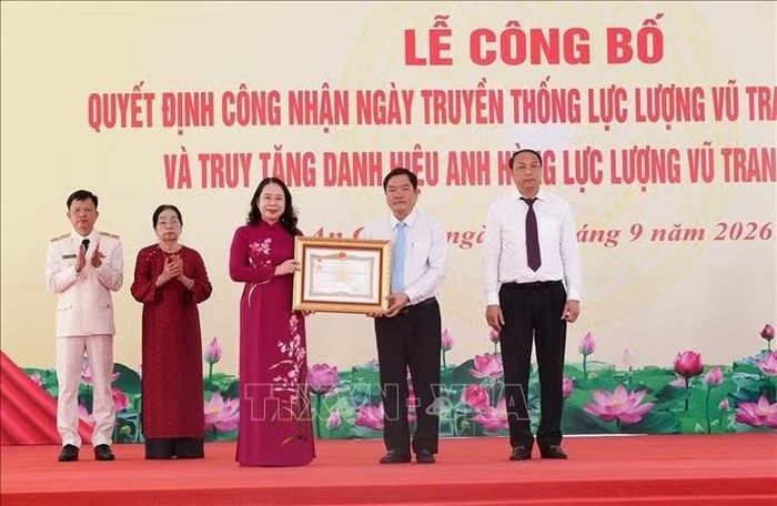 Phó Chủ tịch nước Võ Thị Ánh Xuân trao tặng danh hiệu Anh hùng lực lượng vũ trang Nhân dân cho thân nhân đồng chí Lâm Kiên Trì (Năm Trì), Nguyên Bí thư Tỉnh ủy Rạch Giá (nay là tỉnh An Giang). Ảnh: Lê Huy Hải/TTXVN