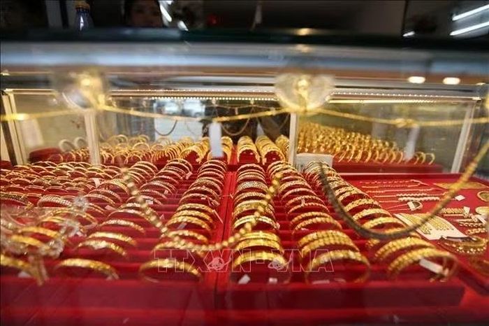 Vàng được bày bán tại cửa hàng trang sức ở Yangon, Myanmar. Ảnh: THX/TTXVN