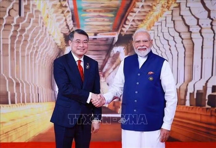 Thủ tướng Cộng hòa Ấn Độ Narendra Modi đón Thủ tướng Lê Minh Hưng tham dự Hội nghị thượng đỉnh BRICS lần thứ 18.