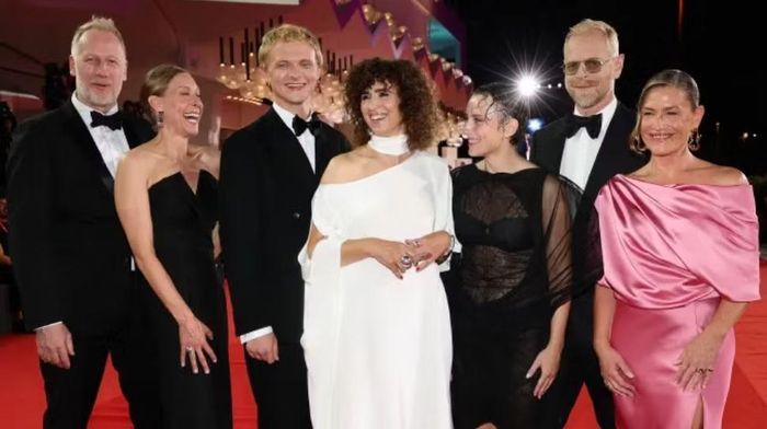 Các diễn viên Mikael Rieks, Maren Louise Käehne, Thorbjørn Hedegaard, May el-Toukhy, Mathilde Arcel, Carsten Bjørnlund và Marina Bouras. Ảnh: Getty Images