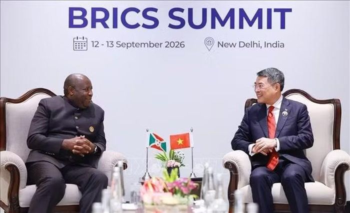 Thủ tướng Lê Minh Hưng gặp Tổng thống Cộng hòa Burundi Évariste Ndayishimiye.
