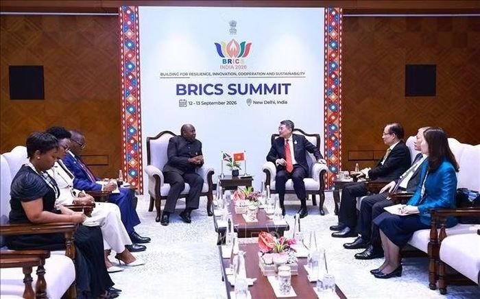 Thủ tướng Lê Minh Hưng gặp Tổng thống Cộng hòa Burundi Évariste Ndayishimiye.