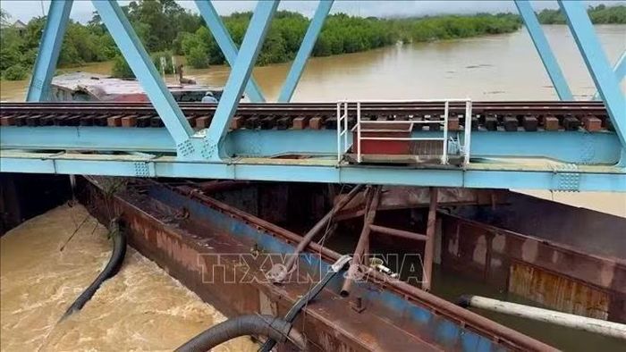 Sự cố xảy ra khiến cơ quan chức năng lo ngại nguy cơ ảnh hưởng đến an toàn công trình cầu đường sắt Mỹ Chánh cũng như cầu đường bộ ở khu vực lân cận, nhất là trong điều kiện nước lũ đang dâng cao. Ảnh: TTXVN phát