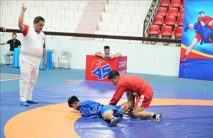 VĐV đoàn Quân đội (áo đỏ) thi đấu với VĐV thành phố Huế (áo xanh) nội dung nam.
