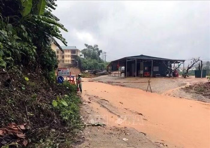 Chính quyền xã Ba Lòng (Quảng Trị) đặt rào chắn và khuyến cáo người dân không đi qua các khu vực bị ngập sâu và nguy cơ sạt lở. Ảnh: TTXVN phát